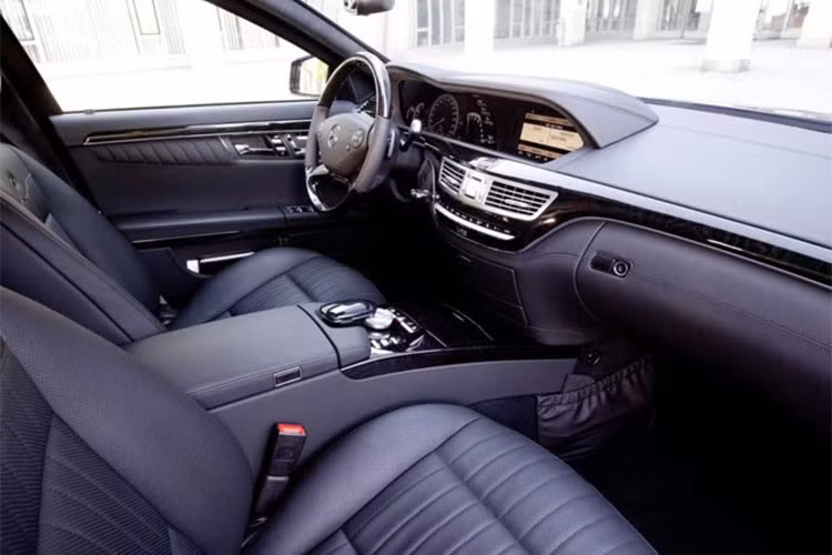 Về thiết kế, xe chống đạn Mercedes-Benz S600 Pullman Guard dài hơn đáng kể so với một chiếc xe thuộc dòng S-Class tiêu chuẩn của thương hiệu ôtô Đức bán ra trên thị trường. Thân xe được kéo dài thêm 1.143 mm, bổ sung thêm một hàng ghế, nên khoang hành khách phía sau có thể chở 4 người, ngồi quay mặt vào nhau.