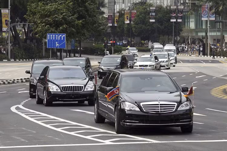 Theo thông số kỹ thuật của mẫu siêu xe sang chống đạn này thì cửa sổ xe cũng được Mercedes-Benz chế tạo riêng bằng loại kính chống đạn đặc biệt - khác hoàn toàn những mẫu xe thương mại khác. Ngoài ra cửa sổ của nó còn được phủ polycarbonate ở mặt trong để chống bị vỡ vụn ngay cả khi bị bắn bằng súng AK ở tầm gần.