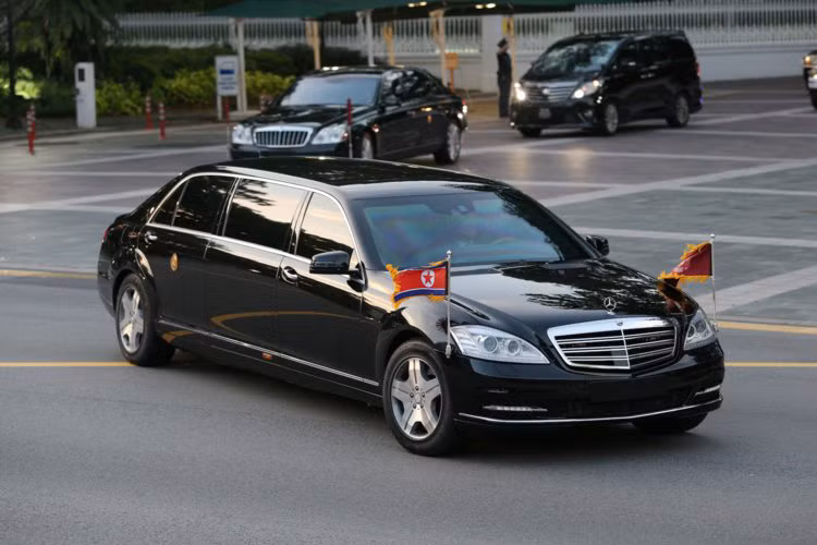 Đây là mẫu xe bọc thép được Mercedes-Benz phát triển với mục đích chuyên chở, bảo vệ các chính khách và các nhân vật quan trọng, đạt cấp bảo vệ VR9 (theo BRV2009, version 2). Ở thủ đô Bình Nhưỡng, nhà lãnh đạo Triều Tiên Kim Jong Un sử dụng ít nhất 3 chiếc xe này.