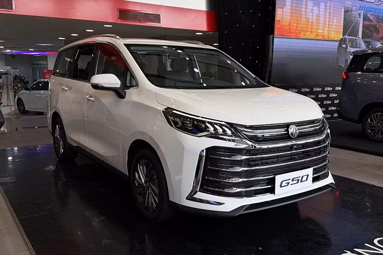 Về an toàn, xe được trang bị các tính năng cơ bản như chống bó cứng phanh ABS, cân bằng điện tử ESP, hỗ trợ phanh khẩn cấp EBA, phân phối lực phanh điện tử EBD, hỗ trợ khởi hành ngang dốc HAC, cảm biến lùi và camera lùi. Đáng chú ý, ngay cả phiên bản cao cấp nhất cũng chỉ có 4 túi khí, trong khi hai phiên bản còn lại chỉ có 2 túi khí. 