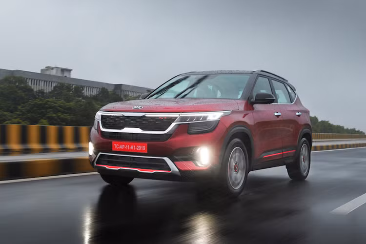 Các động cơ trên sẽ đồng hành cùng hộp số sàn 6 cấp, CVT, hộp số tự động 6 cấp hoặc hộp số tự động ly hợp kép 7 cấp. Đáng tiếc là Kia Seltos 2020 không có hệ dẫn động 4 bánh toàn thời gian. Tại thị trường Ấn Độ, Seltos 2020 có tổng cộng 8 bản trang bị khác nhau. Giá xe Kia Seltos 2020 dao động trong khoảng từ 969.000 - 1.599.000 Rupee (khoảng 314 - 519 triệu đồng).