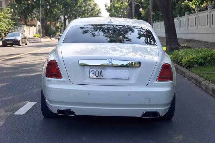 Dù đã trải qua khoảng 8 năm lăn bánh, chiếc siêu xe sang nhà Rolls-Royce này vẫn được chủ nhân giữ gìn với các chi tiết ngoại thất còn khá mới. Phần đầu của xe với lưới tản nhiện mạ crome cùng logo phía trên khá mới, đuôi thiết kế bo tròn truyền thống của các dòng xe siêu sang Rolls-Royce.