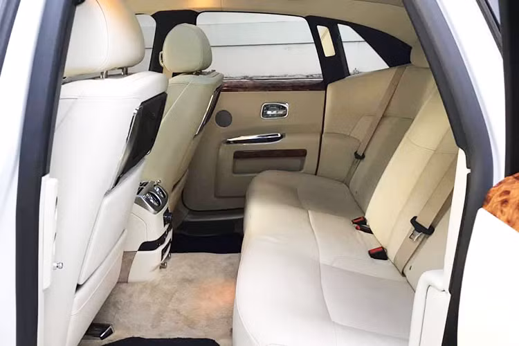 Mặc dù là phiên bản sản xuất 2011 và đã trải qua 8 năm lăn bánh khoảng 32.000km, thế nhưng do đi ít và chăm sóc tốt, những chi tiết trên xe vẫn còn rất đẹp mắt với nội thất gần như nguyên bản. Các chi tiết như hành cửa ốp gỗ, bọc da, các nút bấm được chế tác từ hợp kim và được mạ chrome vẫn còn sáng bóng.