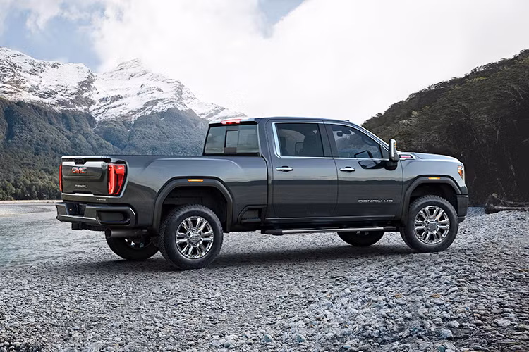 Phục vụ riêng cho phần rơmoóc, Sierra Heavy Duty 2020 được trang bị công nghệ phanh đỗ xe điện tử tự động, trợ giúp đỗ xe, kiểm soát phanh rơmoóc tích hợp, trợ giúp khởi hành ngang dốc, kiểm soát đổ dốc, kiểm soát độ lắc rơmoóc, phanh tự động, phanh xả diesel, và chế độ Tời/Kéo. 