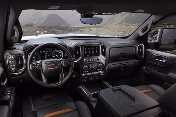 GMC cũng tiến hành nâng cấp Sierra AT4 HD 2020. Bản AT4 tập trung nhiều hơn cho khả năng off-road. Ngoại thất xe bổ sung nhiều chi tiết trang trí chrome đen bóng, cản trước và sau được làm riêng. Nội thất sử dụng tông màu đen, chất liệu nhôm trang trí, ghế da, tựa đầu thêu nhãn AT4. 