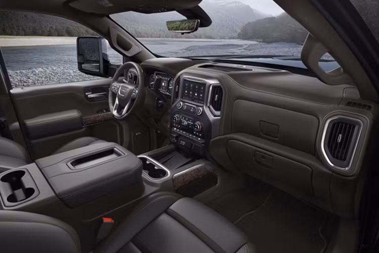 Sierra AT4 HD 2020 thêm hệ thống treo off-road, bộ mâm 18 inch đặc trưng, màn hình head-up 15 inch, hệ thống kéo Traction Select System đi kèm chế độ off-road riêng biệt.
