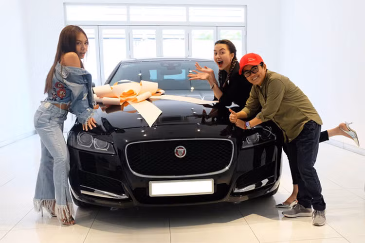 Trên phiên bản Jaguar XF mới được kéo dài trục cơ sở thêm 51mm lên mức 2.960mm, tạo thêm nhiều không gian hơn cho khoang cabin, tăng độ thoải mái tiện nghi. Xe sở hữu bộ mâm mới dạng 6 chấu kép, cụm đèn hậu cũng được thiết kế lại với dải đèn LED vuốt xuống từ cánh gió nổi bật hơn.