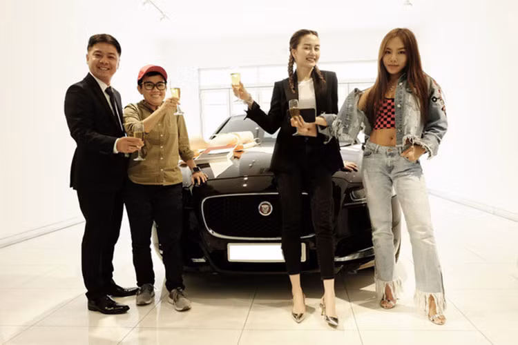 Thương hiệu Jaguar Land Rover Việt Nam tại TP HCM vừa qua đã chính thức làm lễ bàn giao chiếc sedan hạng sang Jaguar XF đời mới tới tay bộ đôi nghệ sĩ Phương Uyên và Thiều Bảo Trang.