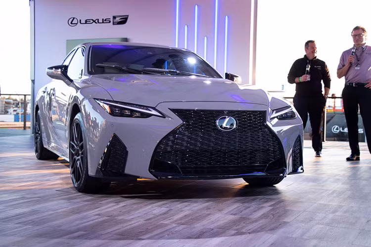 Lexus Việt Nam đã chính thức vén màn dòng sản phẩm F SPORT hoàn toàn mới với 3 mẫu xe đầu tiên là IS 300 F SPORT, ES 250 F SPORT và RX 300 F SPORT. Thực tế, đây không phải là lần đầu tiên những mẫu xe Lexus F SPORT 2022 mới xuất hiện tại nước ta nhưng lại lần đầu tiên được phân phối chính hãng, xe vẫn được nhập khẩu nguyên chiếc từ Nhật Bản.