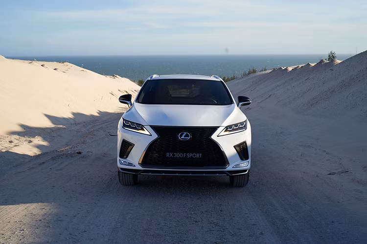 Tương tự các "đàn em", Lexus RX 300 F Sport cũng được áp dụng những thay đổi nêu trên ở phần ngoại thất.