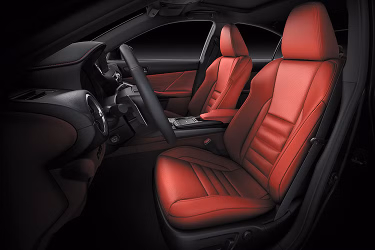 Động cơ của Lexus IS 300 F Sport là loại máy 4 xy-lanh dung tích 2 lít, công suất 241 mã lực và mô-men xoắn 350 Nm, kết hợp số tự động 8 cấp. Động cơ cũng đang trang bị trên phiên bản IS 300 Tiêu chuẩn và Luxury chính hãng.