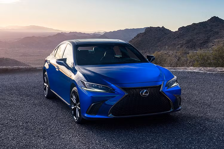 Tiếp đến là mẫu Lexus ES 250 F Sport 2022 mới, những thay đổi của xe cũng nằm ở lưới tản nhiệt, cản trước, logo "F Sport", cánh gió và cản sau. Tuy nhiên, bộ vành 5 chấu kép trên mẫu xe này là loại 19 inch.