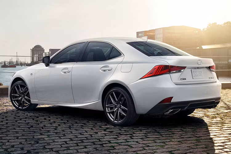 Lexus IS 300 F Sport mới sở hữu bộ mâm có kích thước 18 inch, 5 chấu kép tối màu. Logo "F Sport" giúp phân biệt giữa các phiên bản được đặt dưới cột A. Cuối cùng là cản sau được đen bóng cùng cánh gió cố định đặt ở phía trên nắp cốp giúp tối ưu tính khí động học. Những trang bị khác có thể kể đến như cụm đèn chiếu sáng "full" LED trước/sau, cặp ống xả kép, gương chỉnh điện có cảnh báo điểm mù,...