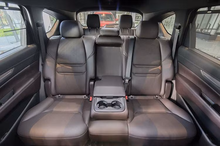 Mazda đã phát triển thiết kế ghế ngồi mới hỗ trợ 4 điểm trọng yếu trên cơ thể, mang lại tư thế ngồi lý tưởng, giảm mệt mỏi cho những hành trình dài. Nười ngồi trong xe sẽ dễ dàng giữ được cảm giác cân bằng, áp lực cũng được phân bổ đều lên ghế ngồi trên 3 hàng ghế. Để đảm bảo cho việc lên xuống hàng ghế thứ 3 được dễ dàng, góc mở rộng của cánh cửa sau đã được tăng lên đến 80 độ.