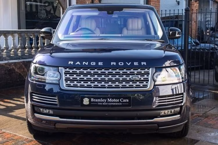 Range Rover của Hoàng tế Philip từng đích thân cầm lái từng chở theo vợ chồng cựu Tổng thống Mỹ Barack Obama. Với những điểm đặc biệt kể trên, chiếc Range Rover Autobiography đời 2016 của Hoàng tế Philip được rao bán với giá 120.000 Bảng (khoảng 3,64 tỷ đồng). Trong khi đó, Range Rover Autobiography đời mới hiện chỉ có giá khởi điểm 114.000 Bảng (3,46 tỷ đồng).