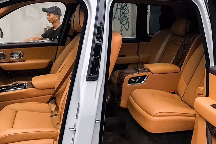 Hiện chưa rõ chi tiết logo Spirit of Ecstasy bằng chất liệu polycarbonate trong suốt của chiếc SUV siêu sang Rolls-Royce Cullinan tại Hà Nội được chủ nhân độ lại khi nhập xe về Việt Nam hay là chi tiết lựa chọn từ khi xe còn trong nhà máy của Rolls-Royce. Ngoài logo Spirit of Ecstasy có thể phát sáng và đổi màu vào ban đêm, chiếc SUV siêu sang Rolls-Royce Cullinan màu trắng này còn có bộ mâm đa chấu kép rất khoẻ khoắn.