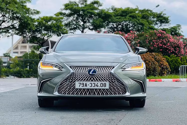 Sức mạnh được truyền xuống cầu trước (FWD) thông qua hộp số tự động biến thiên vô cấp (CVT). Nhờ đó, ES300h có thể tăng tốc từ 0 – 100 km/h chỉ trong 8,9 giây trước khi đạt tốc độ tối đa 180 km/h. 