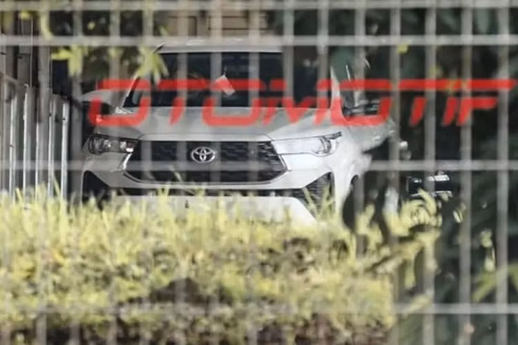 Theo nhân viên tư vấn bán hàng tại đại lý Toyota ở Indonesia, Innova thế hệ mới có tên Innova Zenix sẽ chính thức ra mắt vào ngày 21/11/2022 tới đây. Trước thời điểm đó, cánh săn ảnh tại Indonesia đã bất ngờ bắt gặp Innova 2023 trên đường phố bang West Karawang. Lần này, chiếc Toyota Innova 2023 mới không hề được ngụy trang.