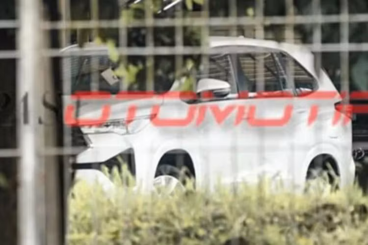 Qua đó, có thể thấy Toyota Innova 2023 quả thực được bổ sung thiết kế đầu xe mới, giống những hình ảnh "úp mở" do hãng tung ra cách đây không lâu. Tại đây, mẫu MPV cỡ trung này được trang bị lưới tản nhiệt mới với thiết kế phẳng hơn và đi kèm mắt lưới màu đen theo phong cách xe SUV thay vì nan nằm ngang như thế hệ cũ.
