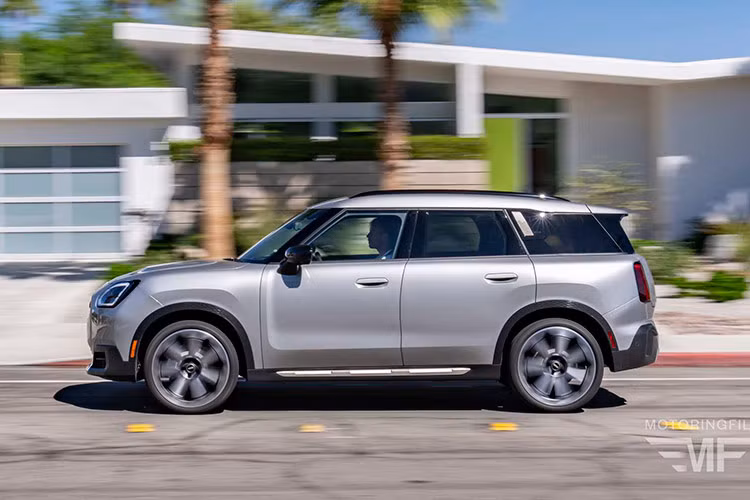 Cản sau nổi bật với logo MINI và tên xe Countryman, phần ốp của cản nhấn mạnh vào chiều ngang giúp cảm quan đuôi xe trông bề thế hơn. Đặc biệt, thiết kế đèn hậu hoàn toàn mới, dạng LED hình thang thon và dài hơn so với phiên bản tiền nhiệm... MINI Countryman C sử dụng mâm xe 18 inch Asteroid và phiên bản MINI Countryman S ALL4 sử dụng mâm xe 20 inch Windmill Spoke 2-tone.