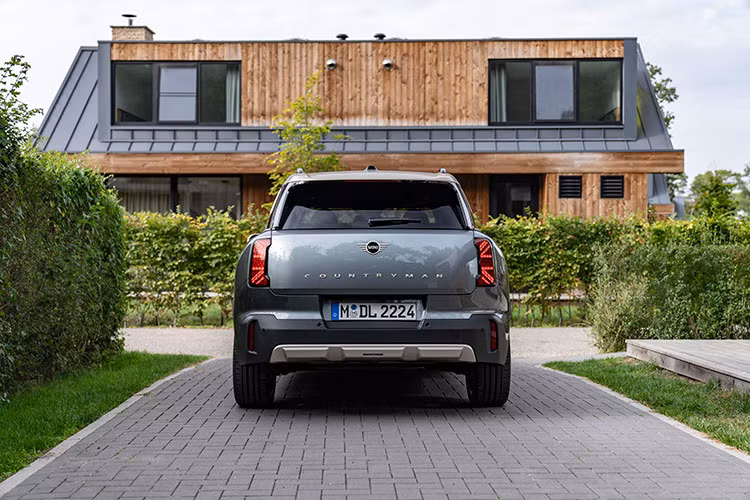 Với công suất 115 kW (156 PS), phiên bản MINI Countryman C tăng tốc từ 0 đến 100 km/h trong 8,3 giây, có mô-men xoắn 230 Nm kết hợp công nghệ TwinPower Turbo. Phiên bản cao cấp MINI Countryman S ALL4 mạnh mẽ hơn khi được trang bị động cơ I4 TwinPower Turbo, công suất 150 kW (204 PS) và có mô-men xoắn lên đến 300 Nm cho khả năng bứt tốc ấn tượng từ 0 đến 100 km/h chỉ trong 7,1 giây.