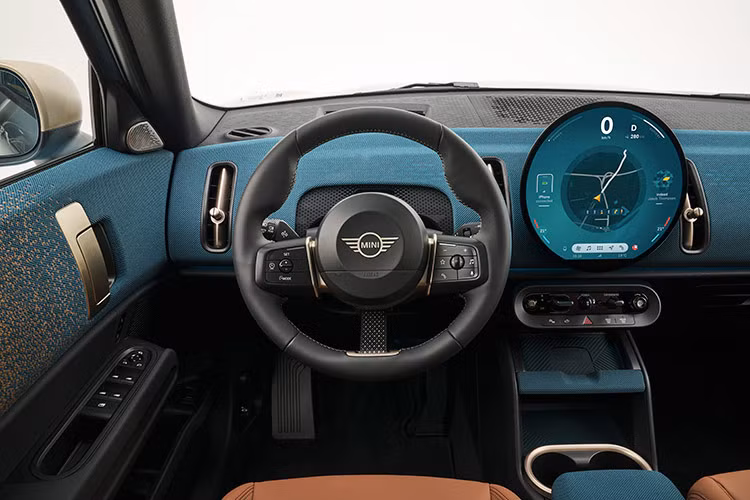 Nội thất của MINI Countryman hoàn toàn mới rộng rãi và thoải mái cho năm người lớn. Ghế trước ở phiên bản MINI Countryman C được trang bị tiêu chuẩn với da Vescin phối viền vải. Ở phiên bản cao cấp MINI Countryman S ALL4, ghế trước dạng ghế thể thao tương tự như trên dòng xe hiệu năng cao MINI John Cooper Works danh tiếng.