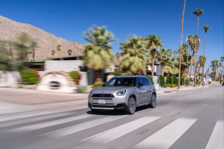 Điểm nhấn đáng chú ý của MINI Countryman hoàn toàn mới là cụm đèn pha LED hình thang có viền LED nổi bật, đèn chính bắt mắt. Để đảm bảo tính tối giản cho ngoại thất, chi tiết tay nắm cửa được thiết kế tinh gọn theo dạng ẩn vào thân xe. Cột C nối với mui xe một cách liền mạch và đồng nhất với màu đen Piano bóng bẩy, đồng thời baga mui cũng được thiết kế tinh tế hơn.