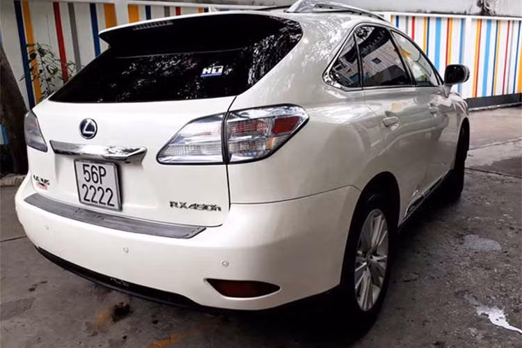 Lexus RX450h sở hữu chiều dài 4.770 mm, rộng 1.885 mm và cao 1.695 mm, chiều dài trục cơ sở 2.740 mm. Ngoại thất tương tự với những chiếc RX cùng đời. Điểm nhận diện phiên bản Hybrid chính là phần nền của logo Lexus trước sau có màu xanh dương đậm, mâm xe 5 chấu, logo Hybrid thân xe...