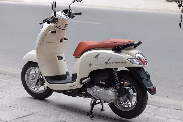Giống như các thế hệ trước đây, Scoopy i vẫn giữ nguyên thiết kế nhỏ gọn, cá tính theo phong cách nữ với những đường nét tròn trịa, đáng yêu của thế hệ trước đây. Tuy nhiên trên phiên bản mới này, nhiều chi tiết bên ngoài của chiếc xe đã được Honda cập nhật lại theo hướng hiện đại hơn.
