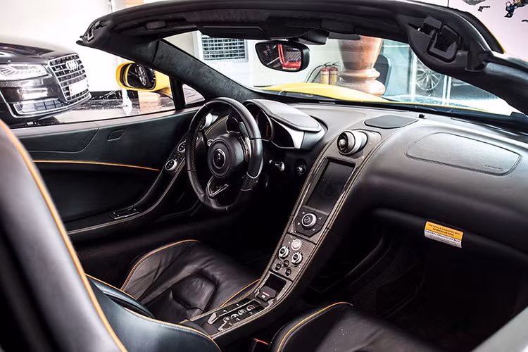 McLaren 650S Spider được phát triển dựa trên cấu trúc khung gầm từ MP4-12C với kết cấu Monocell sử dụng vật liệu carbon. Như đã biết, hầu hết siêu xe đều dùng carbon để mang đến trọng lượng nhẹ, phù hợp với khả năng di chuyển ở tốc độ cao, hơn nữa vật liệu này còn rất bền bỉ.