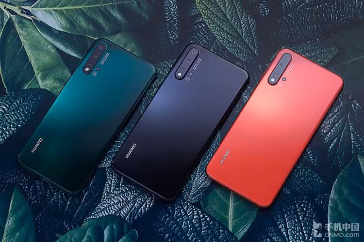 Giá điện thoại Huawei Nova 5 Pro bán ra khởi điểm 2.999 CNY (10,1 triệu đồng) cho bản 8GB + 128GB trong khi bản 8GB + 256GB có giá 3.399 CNY (11,5 triệu) và lên kệ tại Trung Quốc từ ngày 13/7.