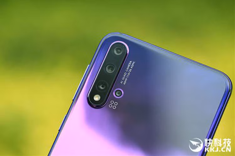 Bên cạnh đó, mặt lưng gradient 3D của Nova 5 Pro cũng rất thu hút sự chú ý, tăng tính thẩm mỹ cho thiết bị. Nova 5 Pro có nút nguồn và nút chính âm lượng ở nửa trên cạnh phải, khay SIM được chuyển lên cạnh trên.