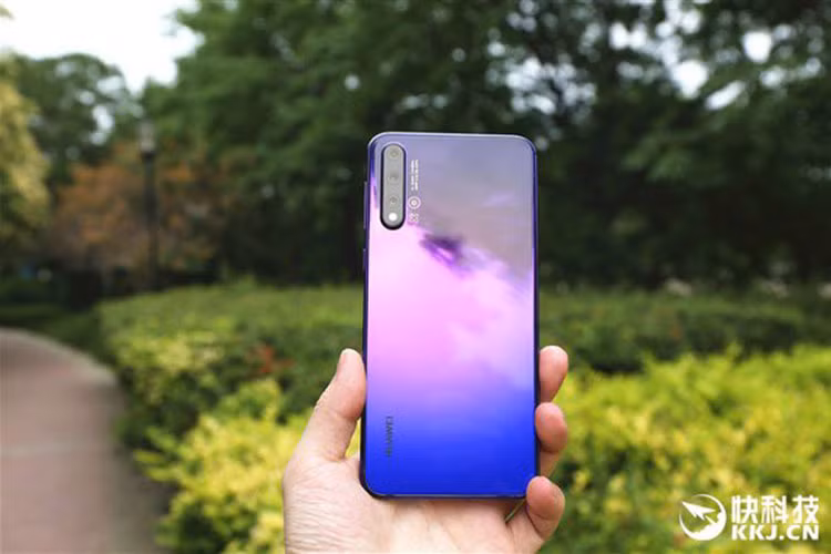 Mặt trước của Nova 5 Pro sử dụng thiết kế giọt nước trên màn hình OLED 6.39 inch. Màn hình này có độ phân giải Full HD+ (2340 x 1080 pixel). Theo truyền thống, dòng Nova của Huawei là những thiết bị tầm trung nhưng nhìn vào thông số và thiết kế của Nova 5 Pro nhiều người sẽ nghĩ rằng nó là một mẫu smartphone cao cấp.