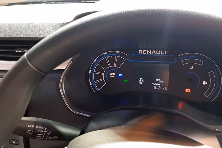 Thiết kế phía sau của Renault Triber 2019 là hàng ghế thứ hai có thể trượt để hành khách ra/vào dễ dàng hơn. Trong khi đó, hàng ghế thứ ba có thể tháo ra khỏi xe để tăng thể tích khoang hành lý. Nếu muốn, khách hàng có thể mua Renault Triber với cấu hình nội thất 6 chỗ.