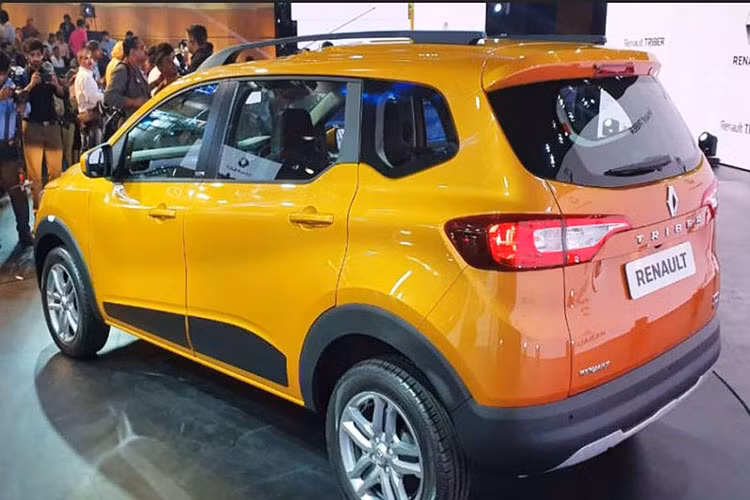Khác với Lodgy - mẫu MPV chỉ dùng máy dầu sẽ bị "khai tử" vào năm sau vì không đáp ứng được tiêu chuẩn khí thải Bharat Stage 6 (BS6) tại Ấn Độ, Renault Triber 2019 chỉ dùng động cơ xăng. Cụ thể là động cơ 3 xi-lanh, dung tích 1.0 lít, sản sinh công suất tối đa 72 mã lực và mô-men xoắn cực đại 96 Nm. Sức mạnh được truyền tới cầu trước thông qua hộp số sàn 5 cấp hoặc tự động 5 cấp.