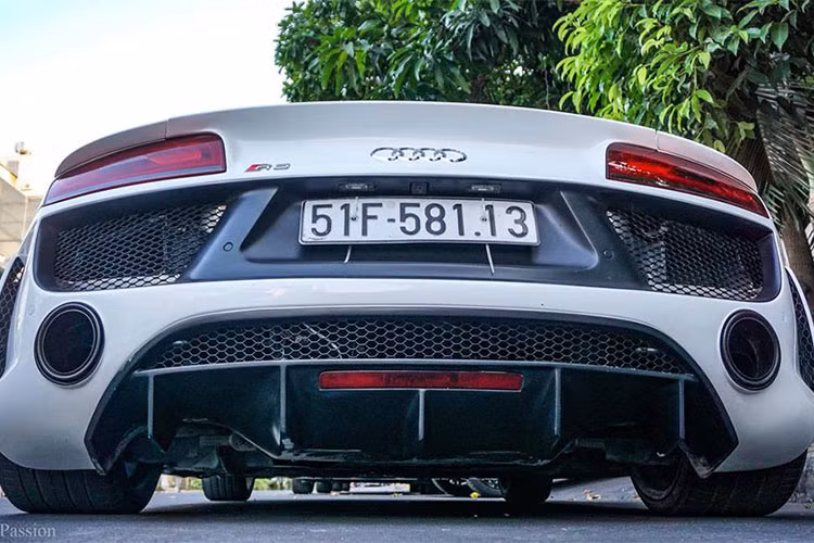 Đây là chiếc Audi R8 độ khủng thứ 2 tại Việt Nam, siêu xe này mang trên mình gói độ body kit của hãng Regula với cản va trước/sau thiết kế lại, các hốc gió trước được mở rộng ra vừa mang đến ngoại hình hiếu chiến cũng như mang đến khí động học tốt hơn cho siêu xe này.