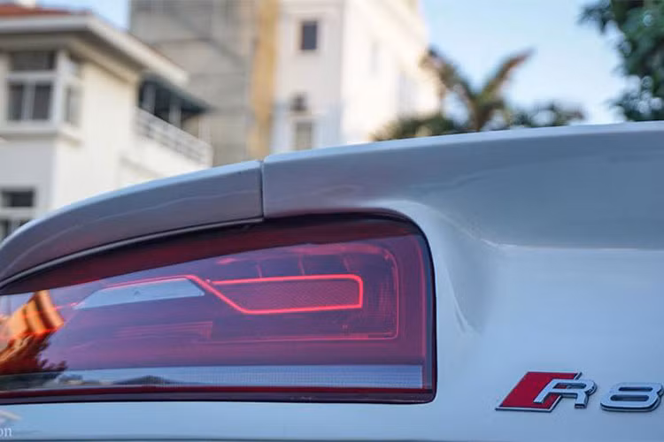 Chưa dừng lại việc độ bodykit, chủ nhân cũ của siêu xe Audi R8 trong bài viết này còn trang bị thêm đèn pha Full LED thế hệ mới, la-zăng mới của hãng Oxigin và đặc biệt là "khẩu pháo" đến từ Capristo. Một số logo V8 trên siêu xe này đã được thay thế bằng V10.