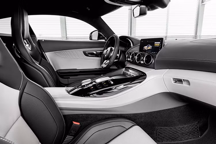 Phiên bản Mercedes-AMG GT S Coupe và GT S Roadster cho công suất tối đa 514 mã lực + 670Nm, và 2 bản GT C Coupe và GT C Roadster cho công suất tối đa 550 mã lực + 680Nm.