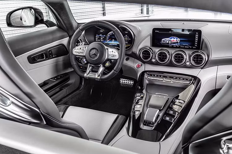 Ngoài ra, Mercedes-AMG còn cung cấp các gói trang bị khác gồm: “AMG Night” và “AMG Chrome” với chi phí thấp hơn cho người sử dụng.