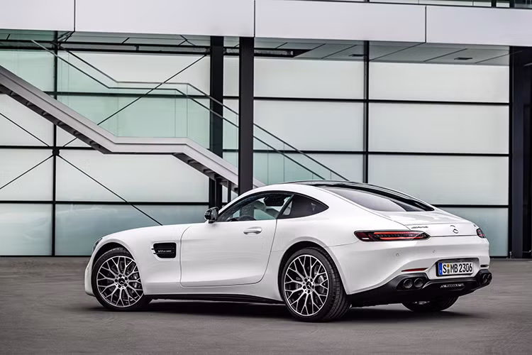 Hệ thống hệ thống lái trục sau AMG (trên GT C), keyless-go, hệ thống âm thanh vòm Burmester. Cửa sổ trời toàn cảnh (chỉ dành cho Coupe), gói hỗ trợ lái xe có giá (2.212 USD) bao gồm cảnh báo điểm mù, hỗ trợ giữ làn đường,...