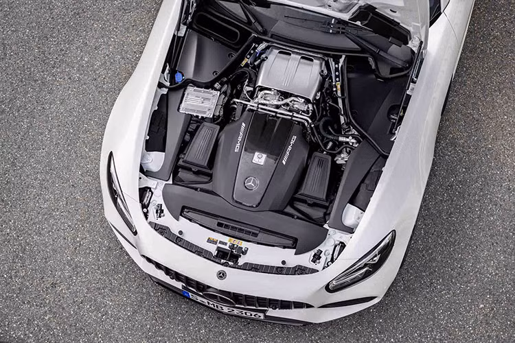 Giá siêu xe Mercedes-AMG GT S Coupe và GT C Coupe 2020 được bán ra tị trường lần lượt là: 153.413 USD (tương đương khoảng 3,55 tỷ đồng) và 173.270 USD (khoảng hơn 4 tỷ đồng).