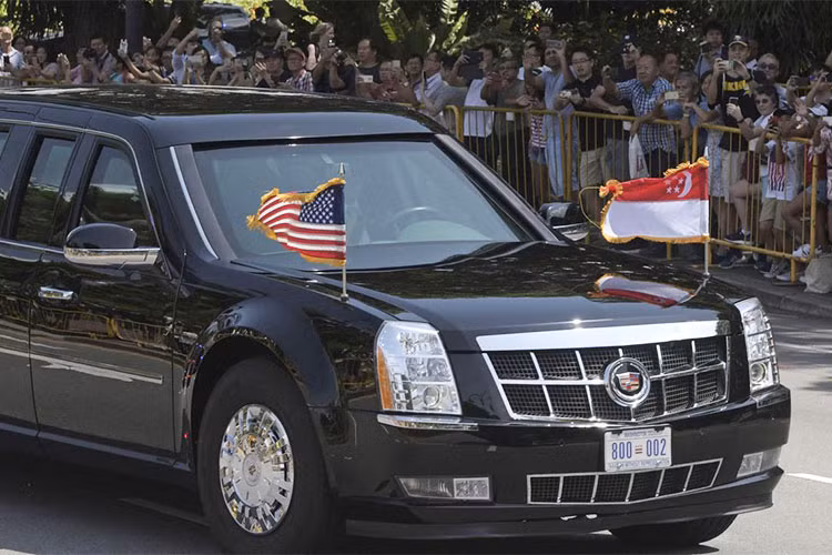 Bên cạnh đó, xe còn có hệ thống cung cấp dưỡng khí riêng để chống lại những vụ tấn công hóa học... Thùng nhiên liệu được bọc giáp chống cháy nổ. Trên xe có thiết bị điều khiển đường đạn bằng hồng ngoại nhằm chống lại các loại tên lửa chống tăng. Gầm xe được trang bị giáp chống bom Kevlar. 