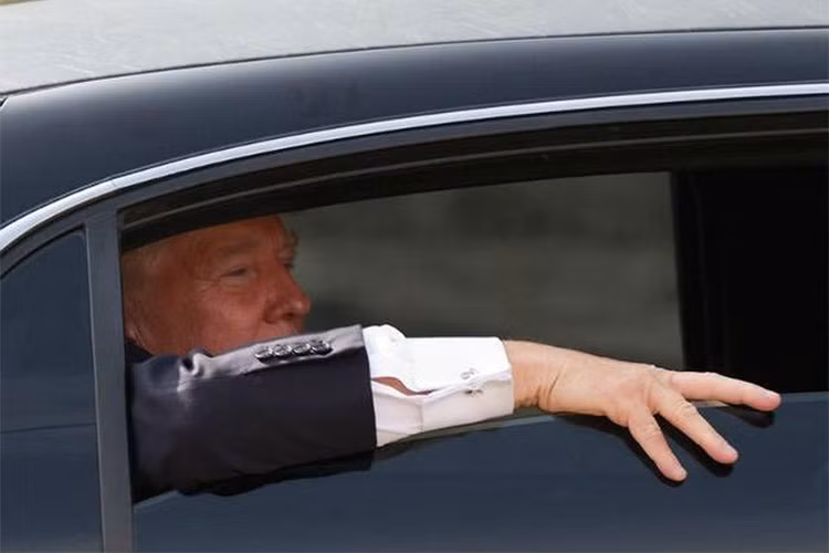 Siêu xe limousine mới của Tổng thống Trump sẽ có cách bố trí ghế 2+3+3, chiếc xe được trang bị hệ thống treo thích ứng để mang đến cảm giác thoải mái hơn. Bên cạnh đó, Cadillac One còn có được trang bị điện thoại mã hóa và hệ thống video tương tác để tổng thống có thể tổ chức họp hội nghị ngay trong khi đang di chuyển.