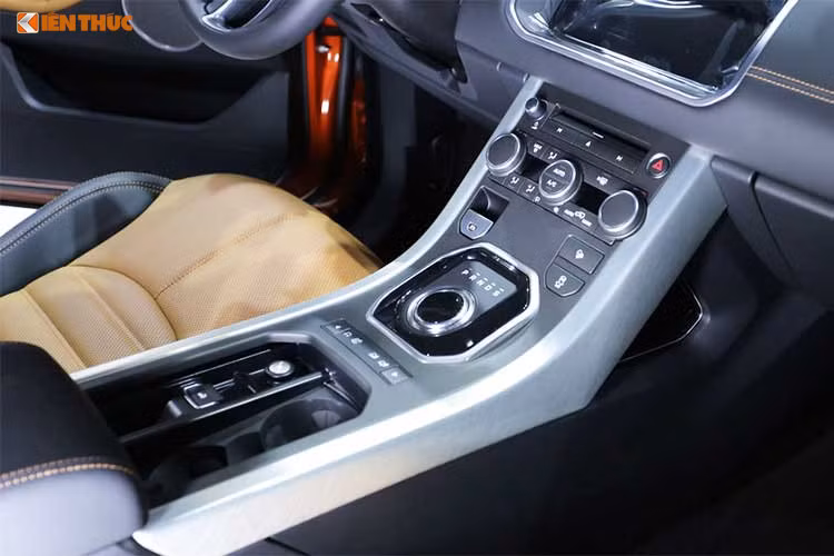 Ngoài ra trên bản mui trần này, khách hàng còn sở hữu tùy chọn hệ thống loa Meridian gồm 12 chiếc công suất 660 watt thay vì 10 loa Meridian công suất 380watt như bản tiêu chuẩn từng được trang bị. Xe cũng sở hữu hàng loạt các trang bị tiện ích khác như ghế sưởi, wifi hotspot, camera sau hỗ trợ đỗ xe, kết nối Android Auto hay Apple CarPlay,…