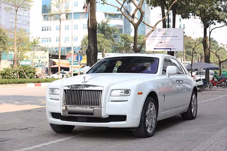 Tiết kiệm nhiên liệu không phải yếu tố được quan tâm nhiều đối với những người đủ khả năng mua xe siêu sang. Mặc dù vậy, động cơ của chiếc Rolls-Royce Ghost chỉ "uống" khoảng 15,7 lít/100 km trong thành phố và 11,7 lít/100 km trên xa lộ. Giá xe Rolls-Royce Ghost cũ đời 2010 này hiện đang được chủ nhân chào bán hơn 9 tỷ đồng tại Hà Nội.