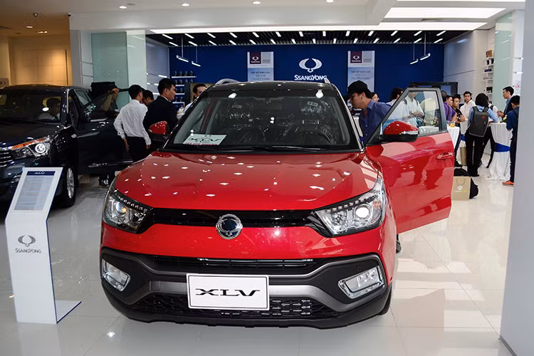 Tại thị trường ôtô Việt, SsangYong XLV sẽ có 2 phiên bản là tiêu chuẩn cũng như bản Red Package với giá bán lần lượt là 799 và 815 triệu đồng. Tuy nhiên theo nhiều chuyên gia về xe đánh giá nó vẫn khá cao so với nhu cầu của người dùng ở Việt hiện nay, đặc biệt là yếu tố thương hiệu - bởi cũng mức giá này, người dùng sẽ có khá nhiều lựa chọn khác.