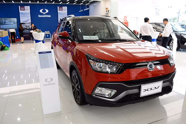 Mẫu xe ôtô SsangYong XLV xuất hiện tại Việt Nam từ đầu tháng 3/2017 vừa qua, nhưng phải đến mãi đến cuối năm 2017 mới chính thức ra mắt khách hàng. Tại thị trường Việt Nam, hãng xe Hàn Quốc SsangYong sẽ phân phối XLV với 2 phiên bản là tiêu chuẩn cũng như Red Package