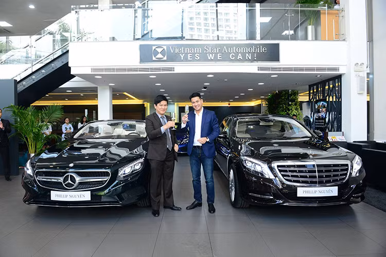 Mới đây trên mạng xã hội, doanh nhân trẻ Phillip Nguyễn (hay còn được biết đến là em chồng Hà Tăng) đã gây sự chú ý khi chia sẻ hình ảnh cũng như đoạn video quay lại 2 chiếc xe sang Mercedes-Benz tiền tỷ vừa mới được bàn giao gồm Mercedes-Maybach S400 4Matic và S500 mui trần.