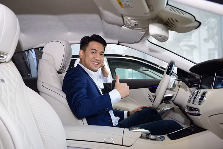 Mercedes-Benz S500 Cabriolet mà doanh nhân Phillip Nguyễn mới mua sử dụng động cơ V8, tăng áp kép, dung tích 4,7 lít, sản sinh công suất tối đa 449 mã lực và mô-men xoắn cực đại 700 Nm. Nhờ đó, Mercedes-Benz S500 Cabriolet 2016 có thể tăng tốc từ 0-100 km/h trong 4,6 giây và đạt vận tốc tối đa giới hạn điện tử 250 km/h.