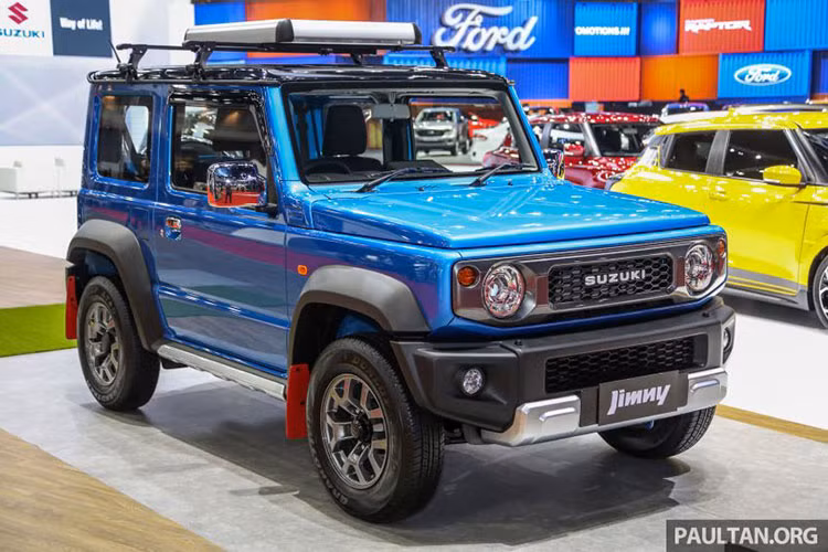 Sau khi được ra mắt tại quê nhà Nhật Bản và châu Âu, mẫu xe Suzuki Jimny thế hệ mới đã liên tục ra mắt các thị trường thuộc khu vực Đông Nam Á. Sau Philippines và Thái Lan, mẫu xe được mệnh danh là "tiểu Mercedes-Benz G-Class" tiếp tục trình làng tại Singapore.